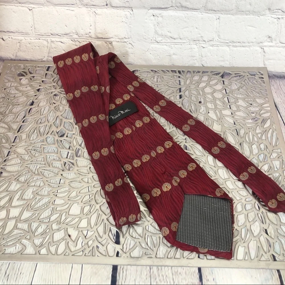 Red and Tan Seashells Design Dress Men Tie